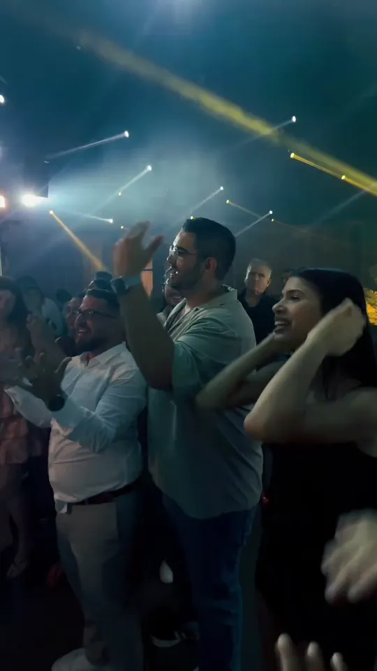 פריים מתוך סרטון תיעוד של דיג׳יי בחתונה